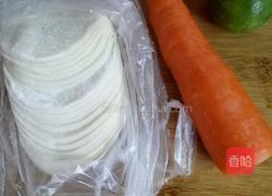 胡萝卜素馅饺子的做法图解1