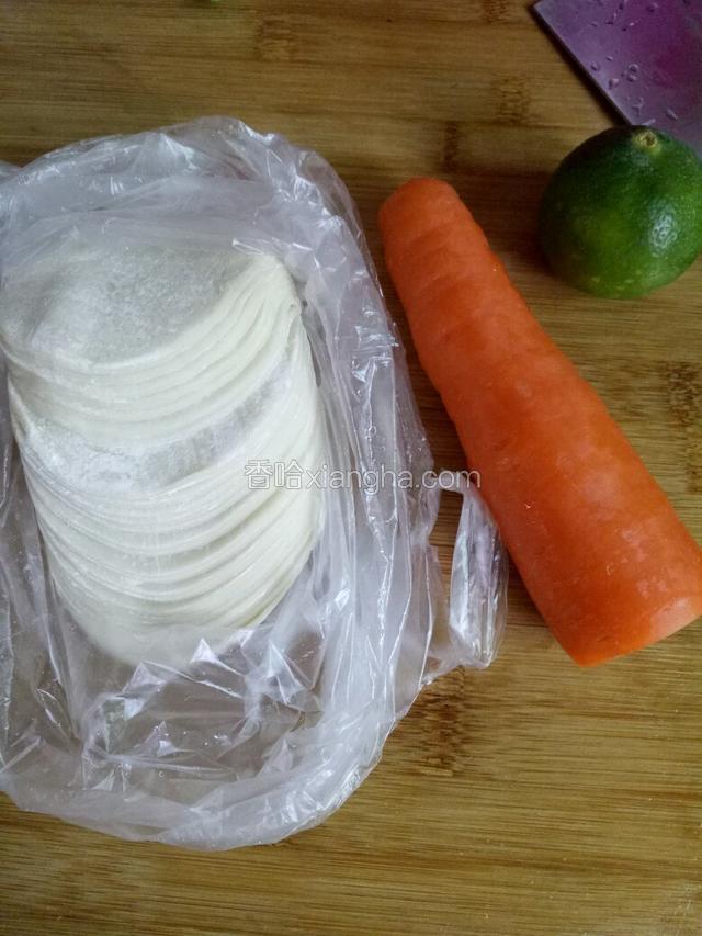 准备材料，洗净胡萝卜