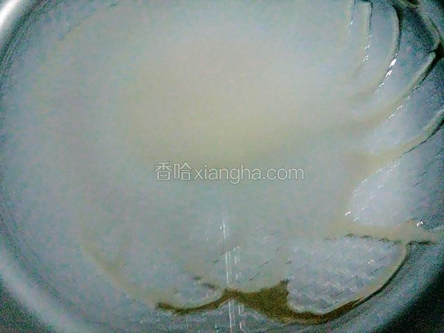 锅中加入适量植物油