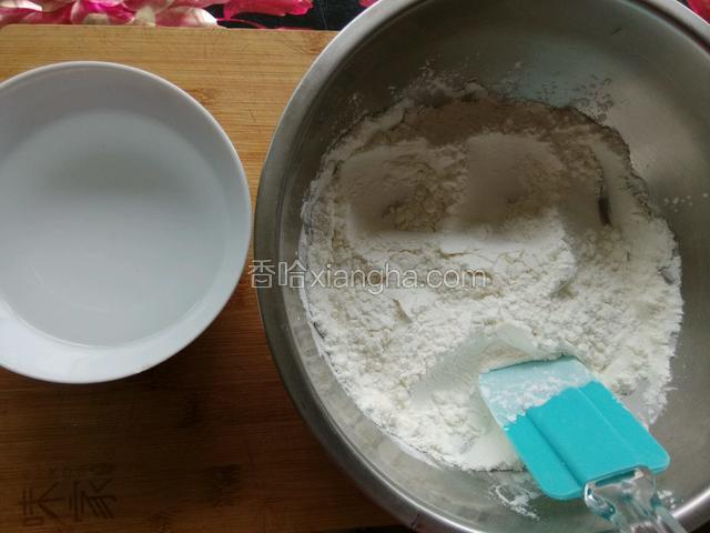 准备50克面和50克淀粉，搅匀。