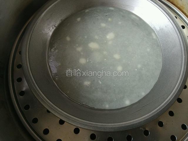 放入烧开水的蒸锅，隔水蒸2分钟。