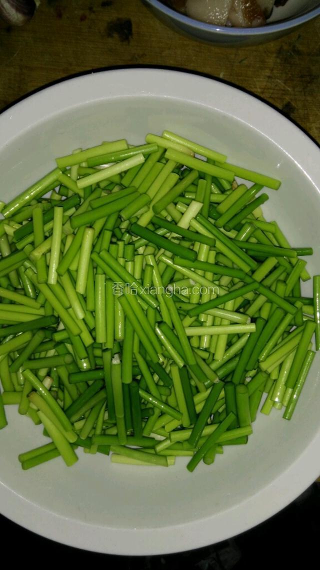 蒜苔择洗一下，洗干净控下水，切成一寸左右