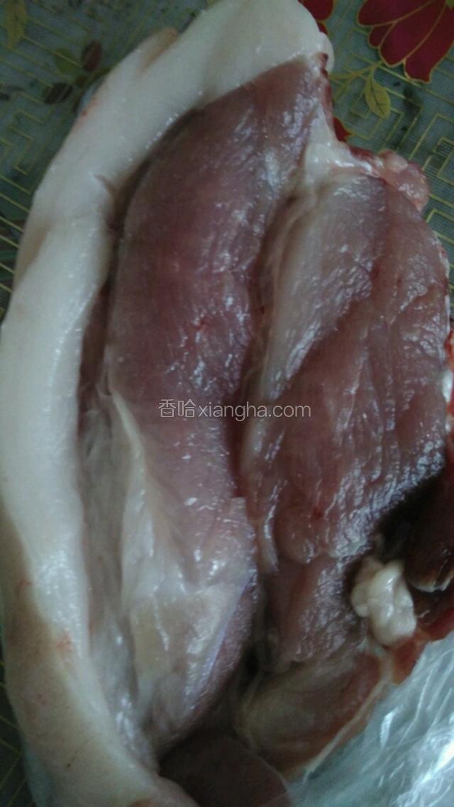 猪肉洗净，控净表面水份