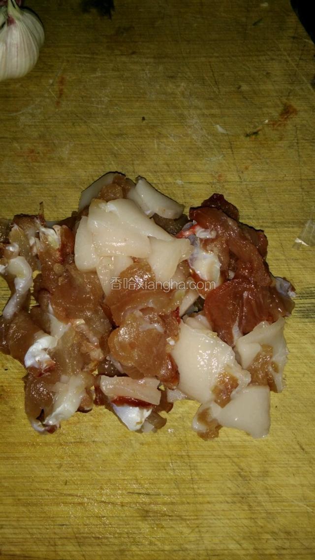 把凉干表皮水份的肉切成一厘米见长宽的薄片