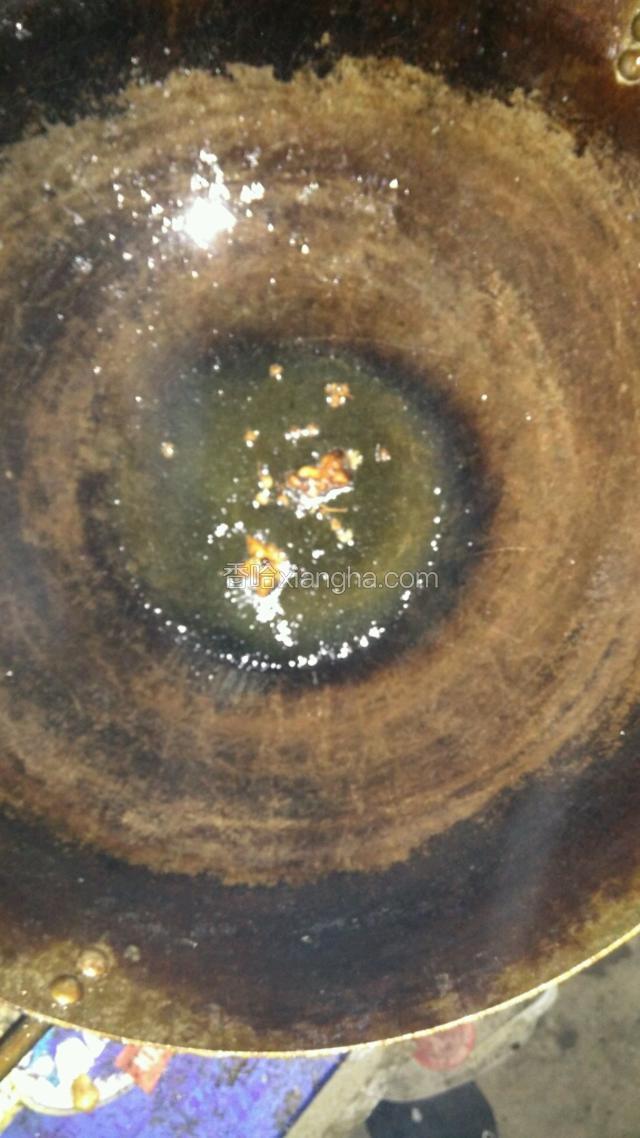 开火烧热炒锅加菜油，放入花椒大茴，小火煸出香味，除去花椒大茴不用