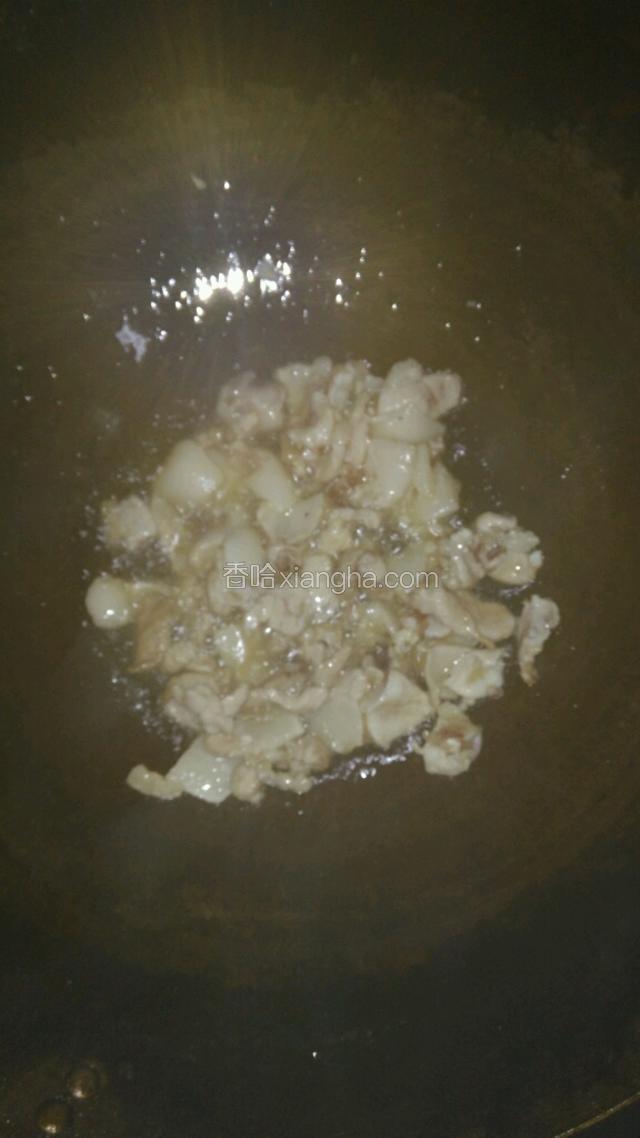开中火，油温七成热下入肉片加料酒翻炒