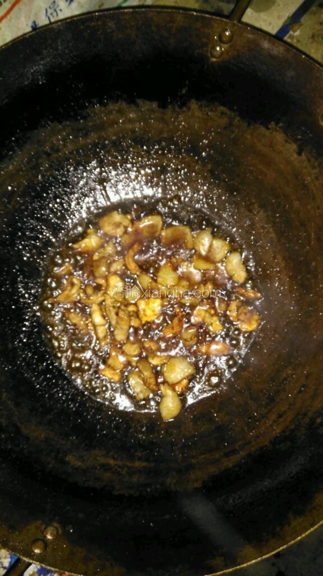 炒至肉片变色，加甜面酱翻炒一下，再依次皮人蚝油、老抽，3克精盐、少许清水，炒制2分钟