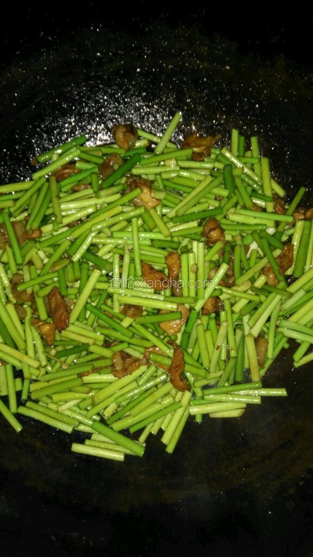 开大火，下入蒜苔快速翻炒，蒜苔变翠绿时加5克精盐，生抽，水淀粉，快速翻下炒锅