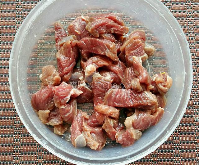 羊肉切小块备用