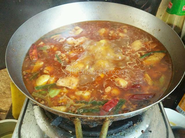 五分钟后加入开水淹过鸡肉和土豆！这时候加少量的盐！调一下味！小火炖40分钟！