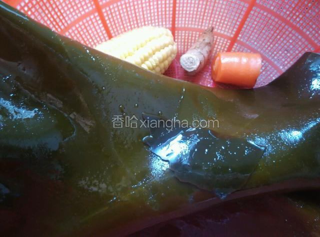 玉米，胡萝；卜海带姜洗净备用
