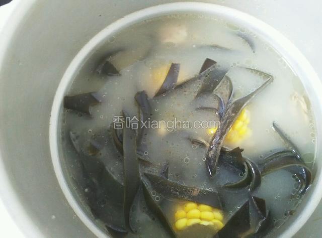 待减压阀落下，打开盖子，调入盐和胡椒粉，岀锅