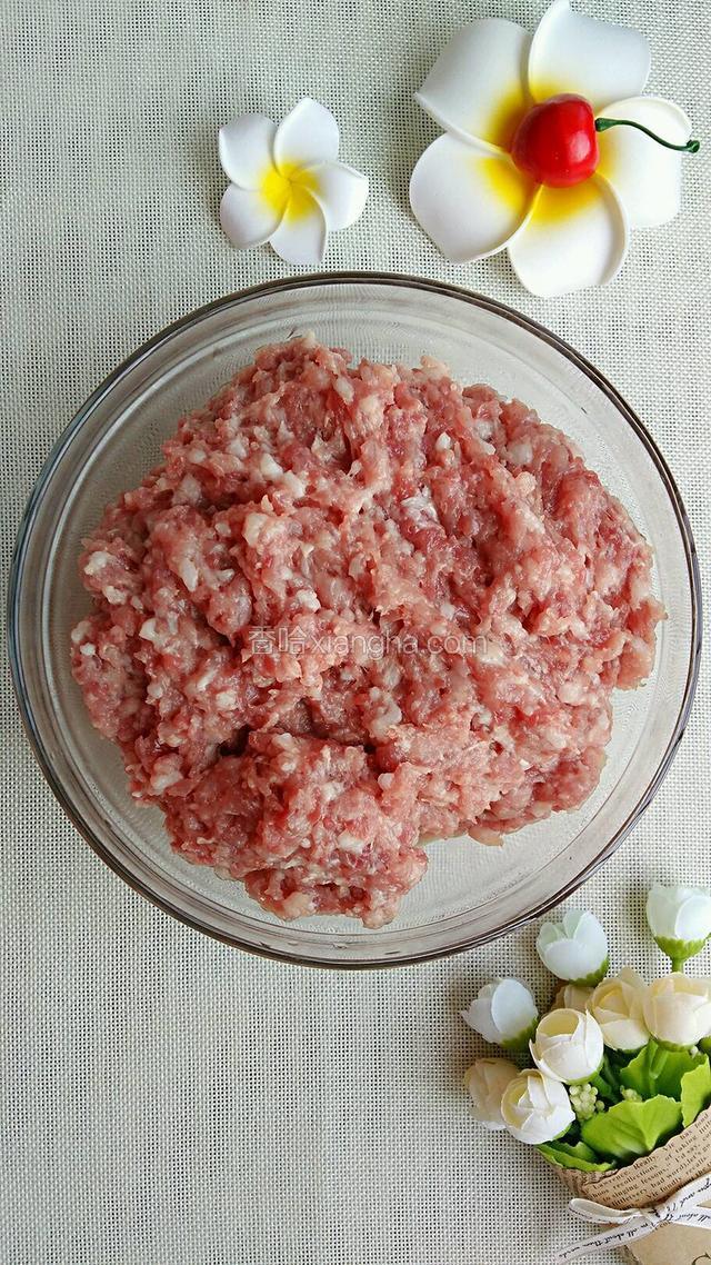 猪肉剁碎。