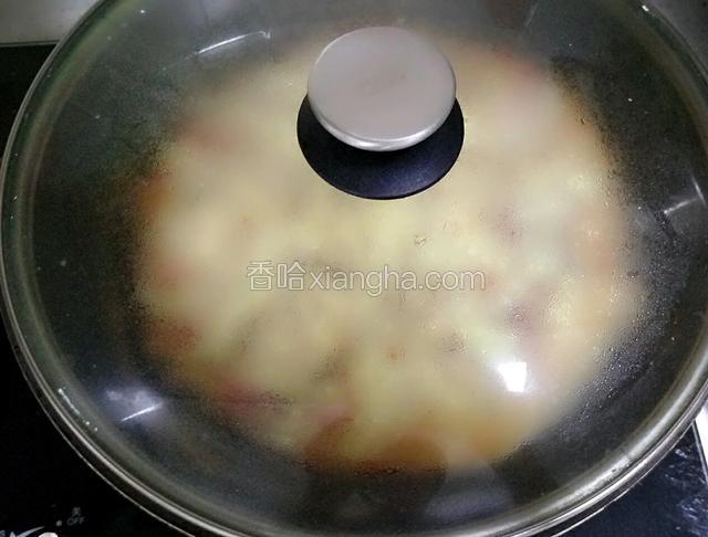 盖上锅盖小火烧一下，闻到有香味的时候关火不开盖焖一下大概10~15分钟。表面芝士融掉之后就能吃了哦。