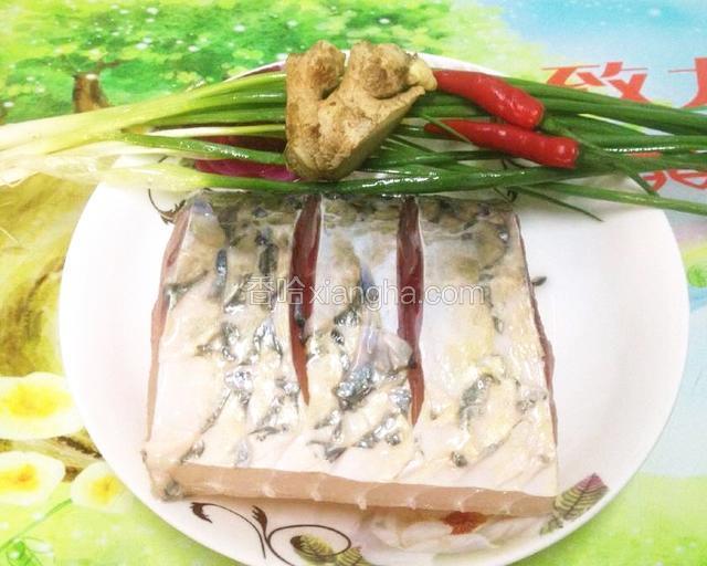 备好所需材料,鱼段洗净,背上划两刀.