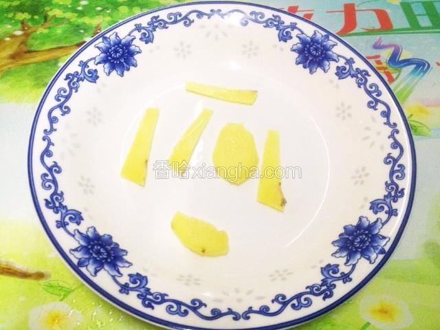 取一盘子,放入几片姜片.