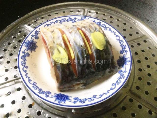 锅烧开水,放蒸架,放入鱼段,中火蒸12分钟.