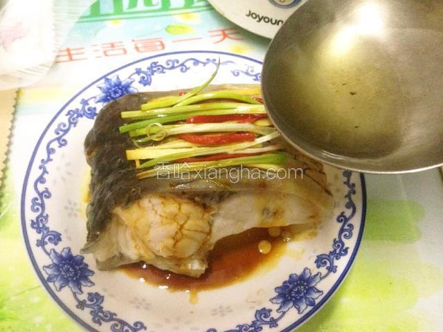 锅中烧热油,浇入鱼段中.