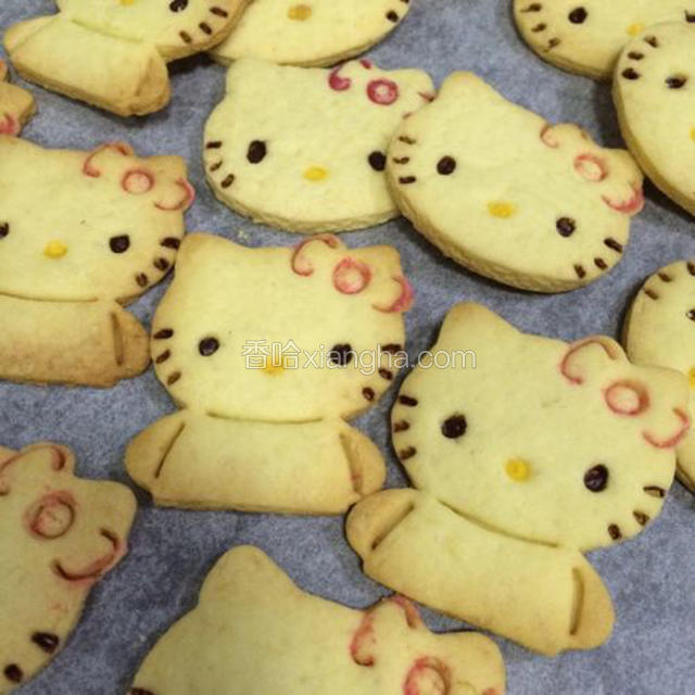 给kitty猫饼干画出嘴巴；
