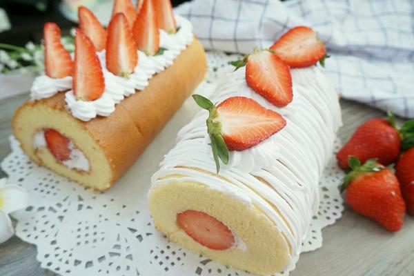草莓奶油蛋糕卷