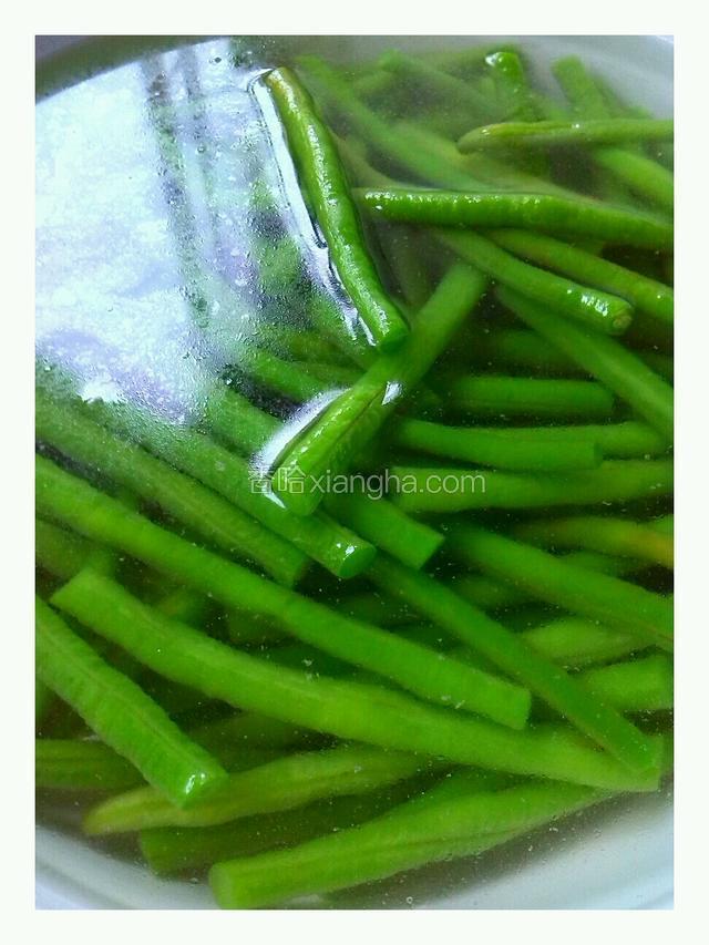 捞入凉开水中冲凉