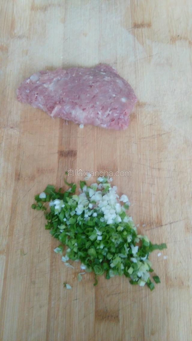 猪肉切成馅，香怱切成葱碎。