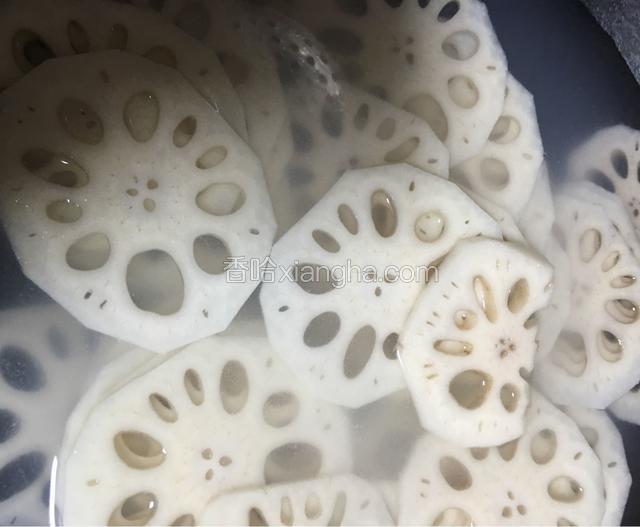 藕片焯水；