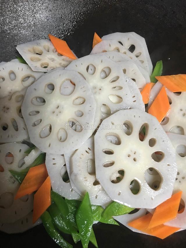 藕片去锅煸炒；
