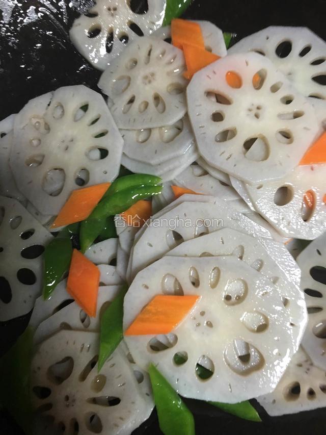 加入盐、鸡精翻炒，入味后水淀粉勾芡；
