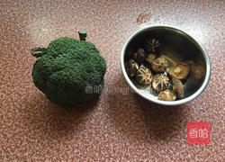 香菇西兰花的做法图解1