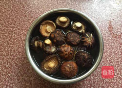 香菇西兰花的做法图解2