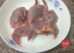 Illustration of how to make braised pigeon soup 1