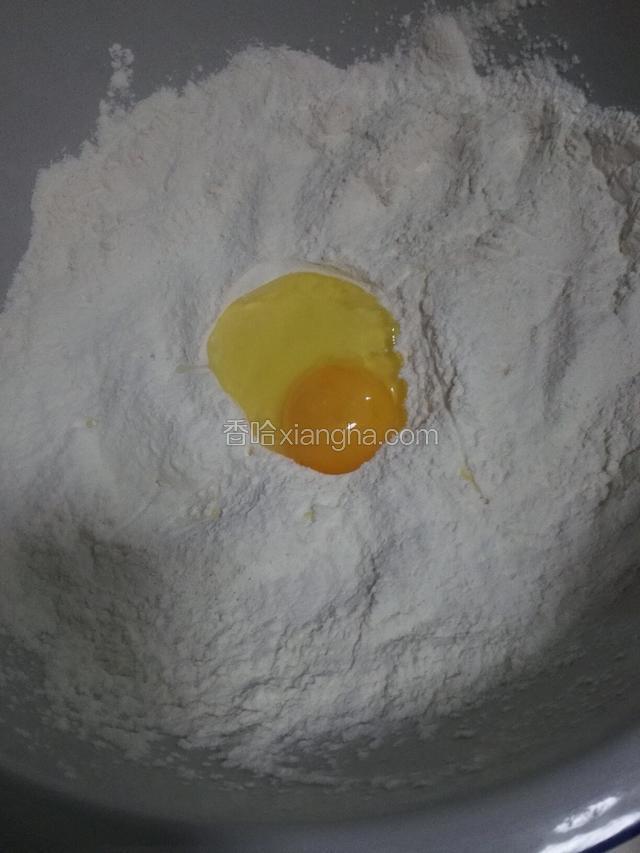 再加个鸡蛋，让面皮有弹性