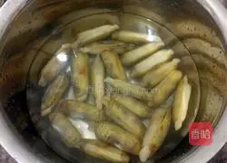 Illustration of how to make stir-fried razor clams 1