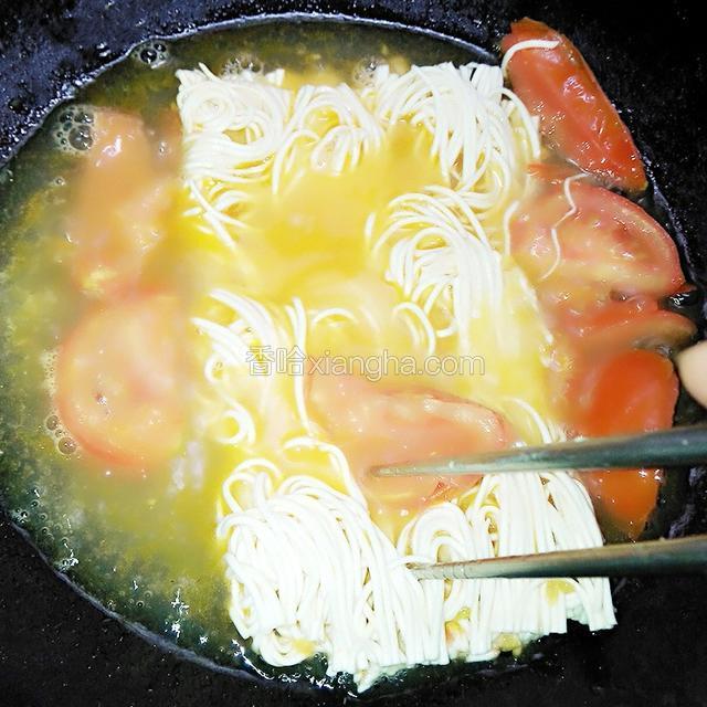 放入面条，用双筷子拌散面块煮开