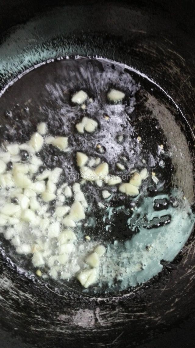 锅里热油，小火爆香蒜末
