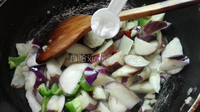 加入适量盐，鸡精调味