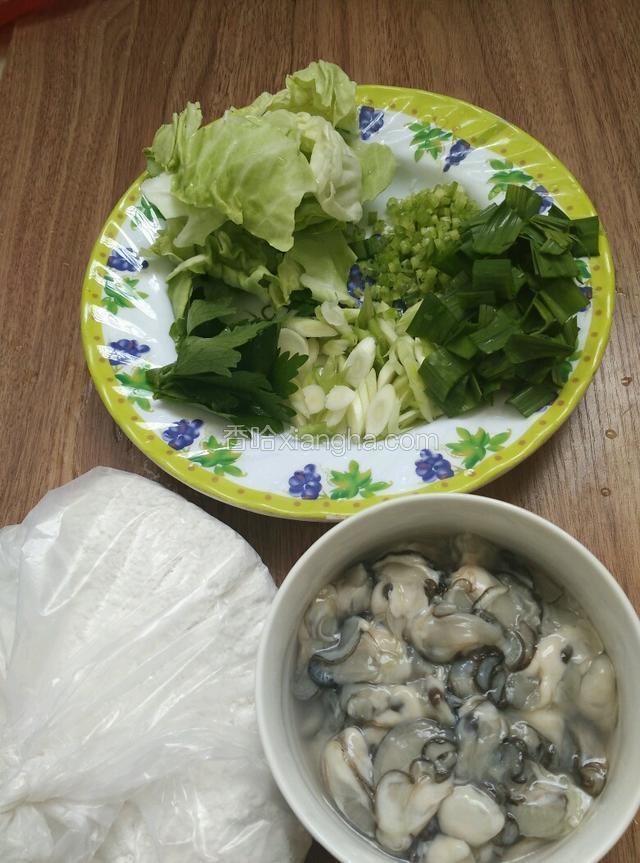 生蚝是买现开的，洗干净注意去掉一些粘着的壳。包菜手撕，芹菜切细，蒜茎切细片叶子切小段！