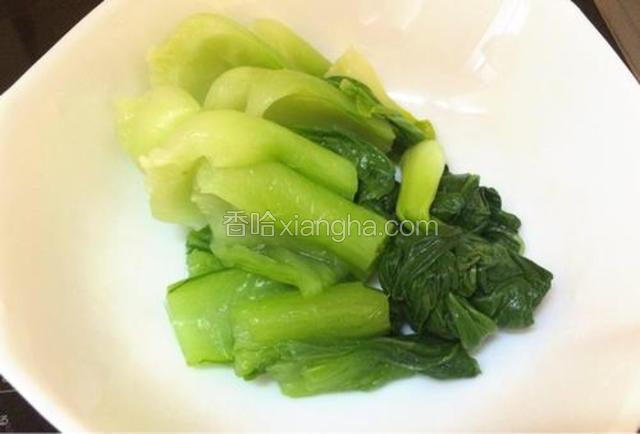 轻轻挤去水份，把油菜切成段