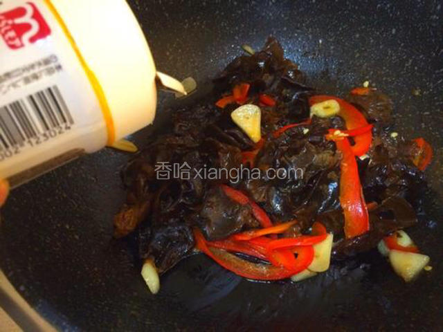 再加入少许椒盐 翻炒均匀，炒至八成熟