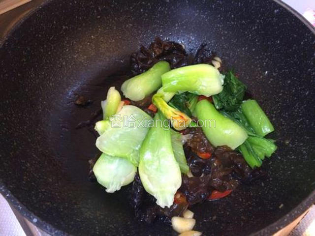 这时下入绰好水的油菜，调料翻炒均匀至熟
