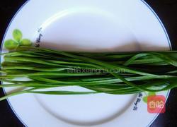 蚕豆炒韭菜的做法图解1