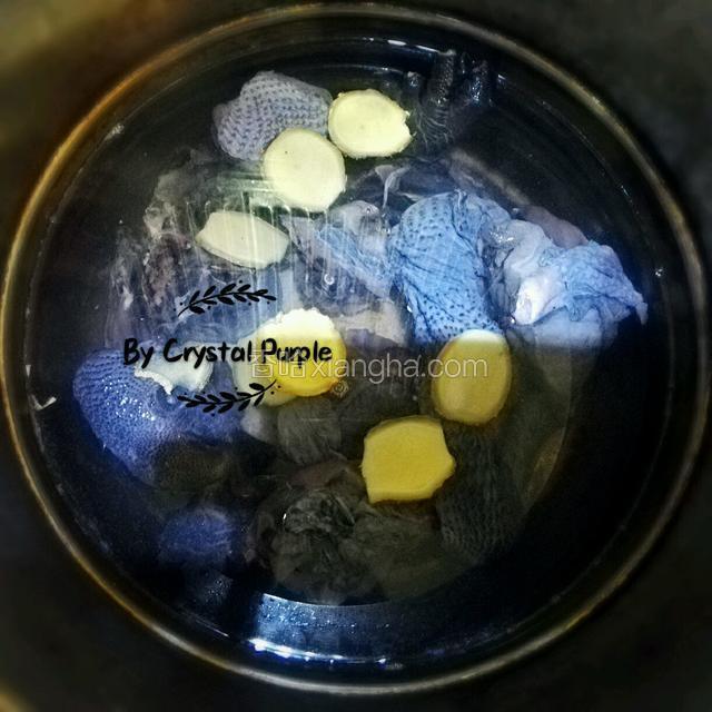 乌鸡洗净，加几片姜片，飞水