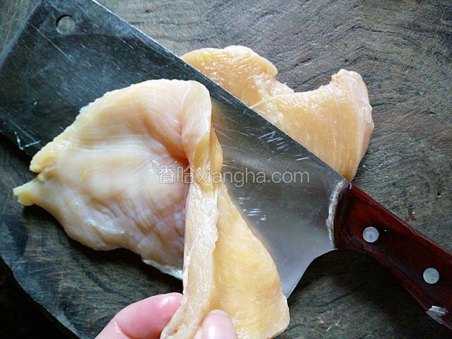 用刀从里脊肉侧面剖开成两半。