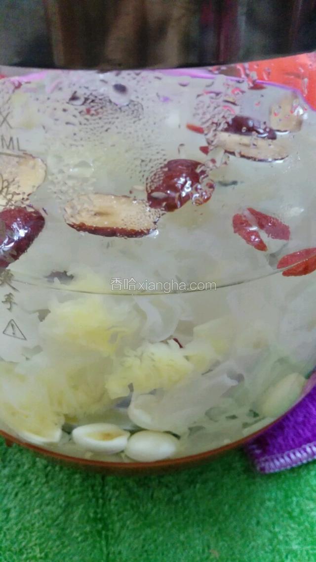 倒入山泉水（这个可用自来水或矿泉水代替，本人觉得用山泉水煲出来更好喝），没过食材一指就可