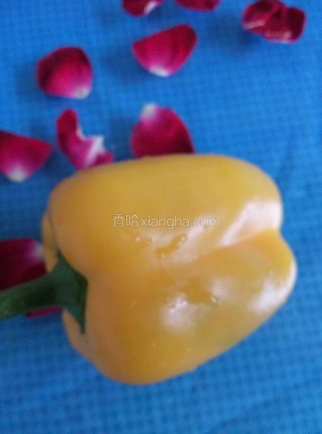 柿子椒，用一点就够了，起着点缀作用，