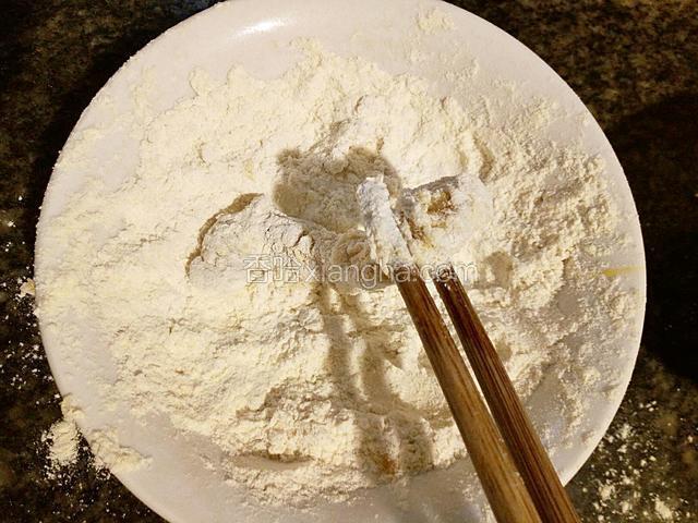 再放回裹粉里裹匀就可以了。（没有裹粉的话这里就裹面包糠。）