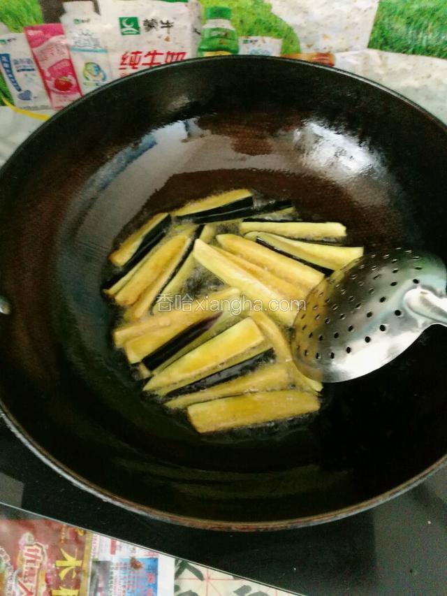 锅中放炸制的花椒油6成热炸制茄子黄色捞出