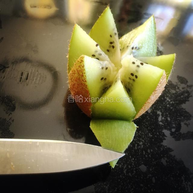 用刀尖从顶端向下把果皮果肉分离开，注意不要一切到底。