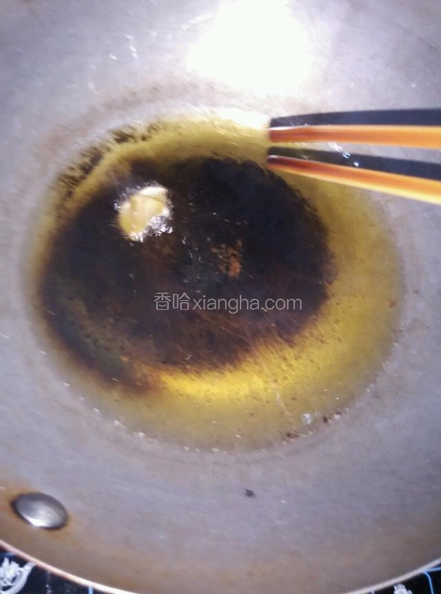 用一片土豆片試油温，如果能快速膨胀就可以了。